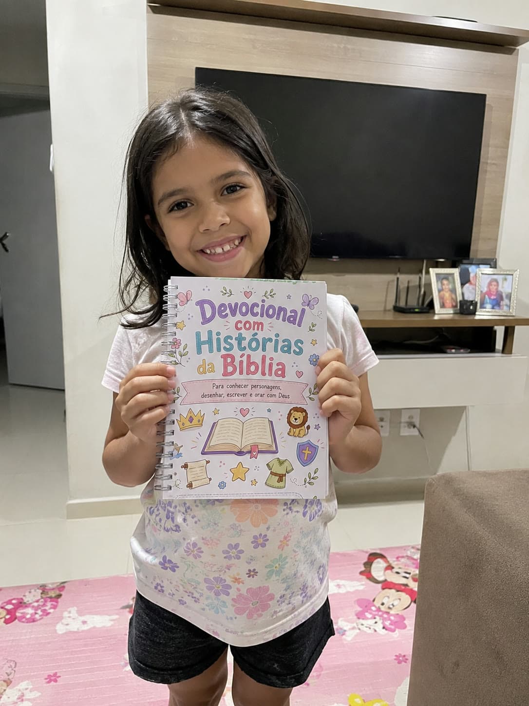 Criança fazendo a Jornada Devocional