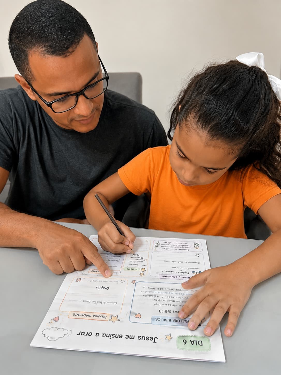 Criança fazendo a Jornada Devocional
