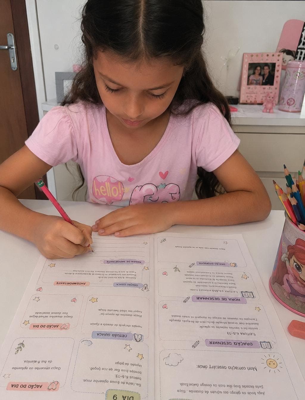 Criança fazendo a Jornada Devocional